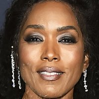 Angela Bassett Nahé