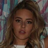 Hassie Harrison Nahé